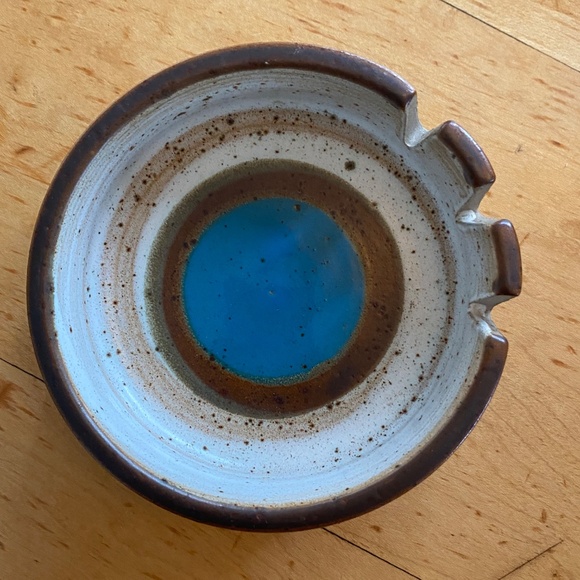 Denby Potter's Wheel ashtray or bowl with a blue center glaze. - Picture 11 of 13